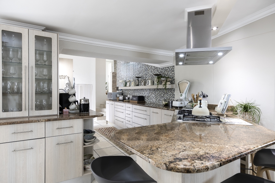 To Let 4 Bedroom Property for Rent in Heldervue Western Cape